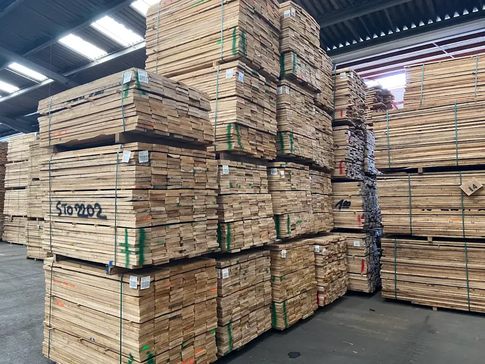 Avivés de chêne triés et cerclés, stockés sous hangar
